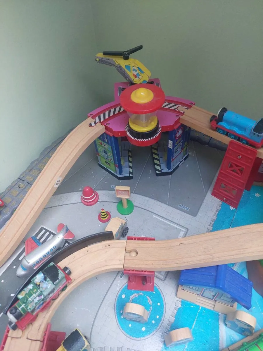 Train table including Thomas trains - Image 3