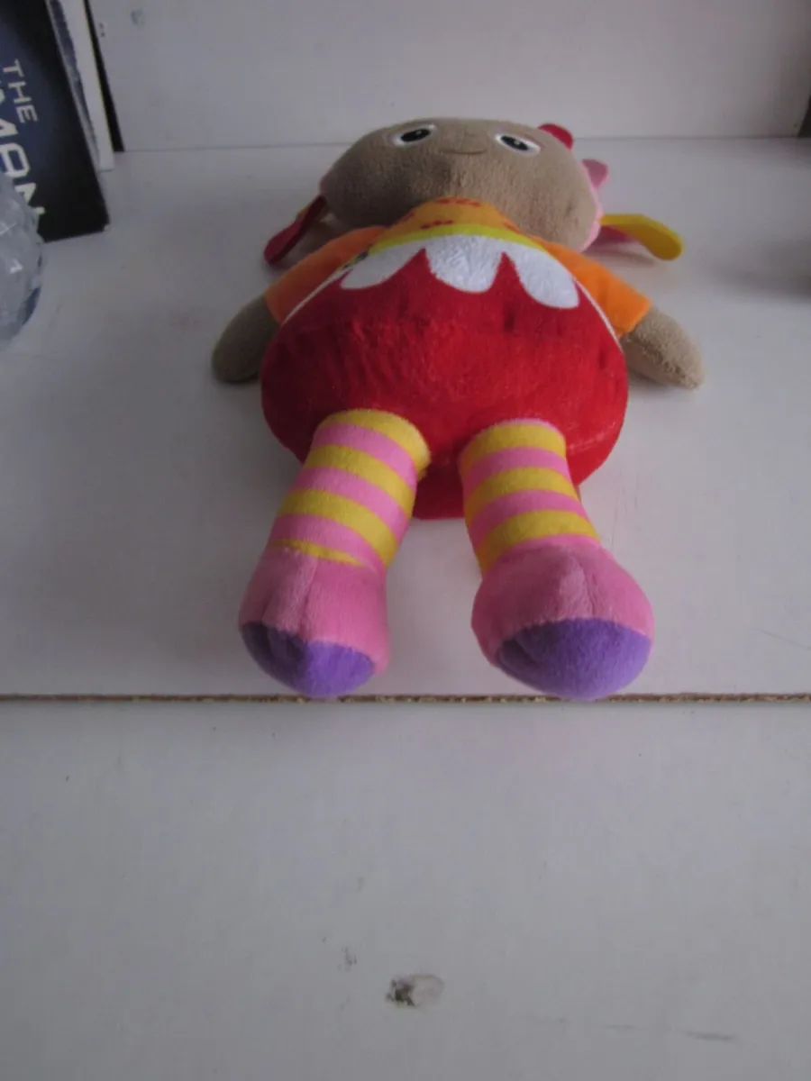 Upsy Daisy Singing Soft Doll in the Night Garden - Image 4