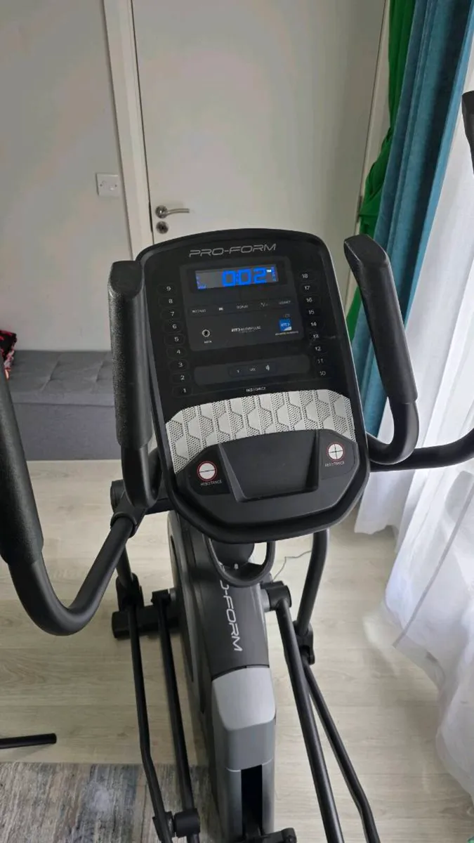 ProForm Carbon Elliptical Cross Trainer - Image 4