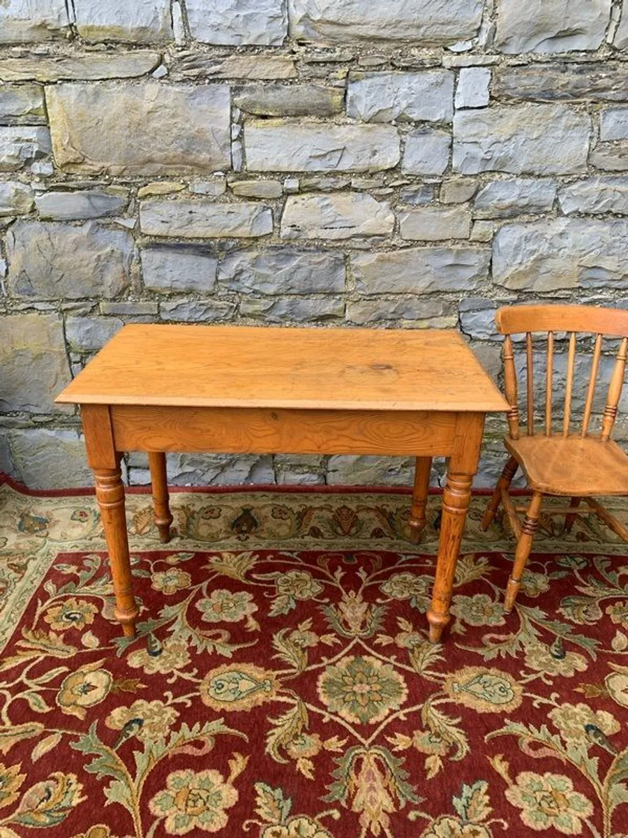 19th Century Victorian Elm & Oak Kitchen Table. - Image 2