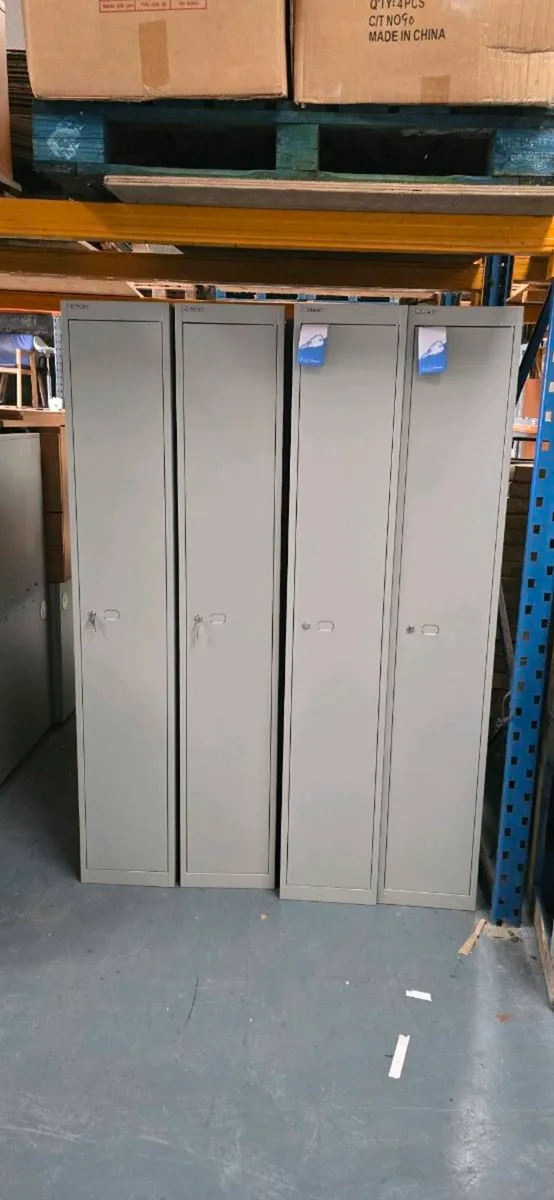 Single door lockers