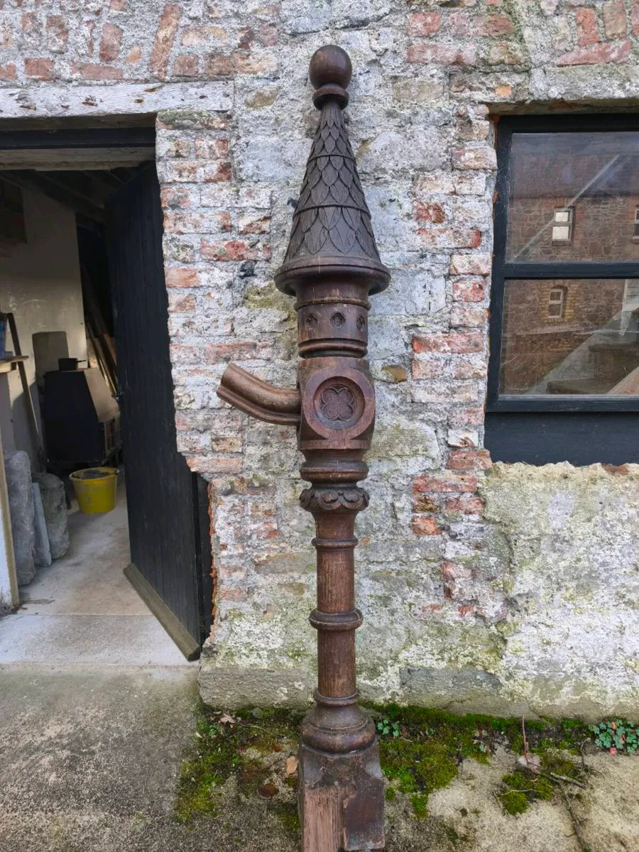 Newel post - Image 1