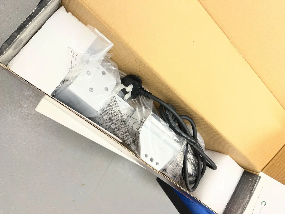 2kw infrared heater / indoor/outdoor 6 available - Image 2