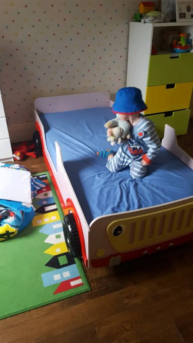 Kids racing car bed - Image 1