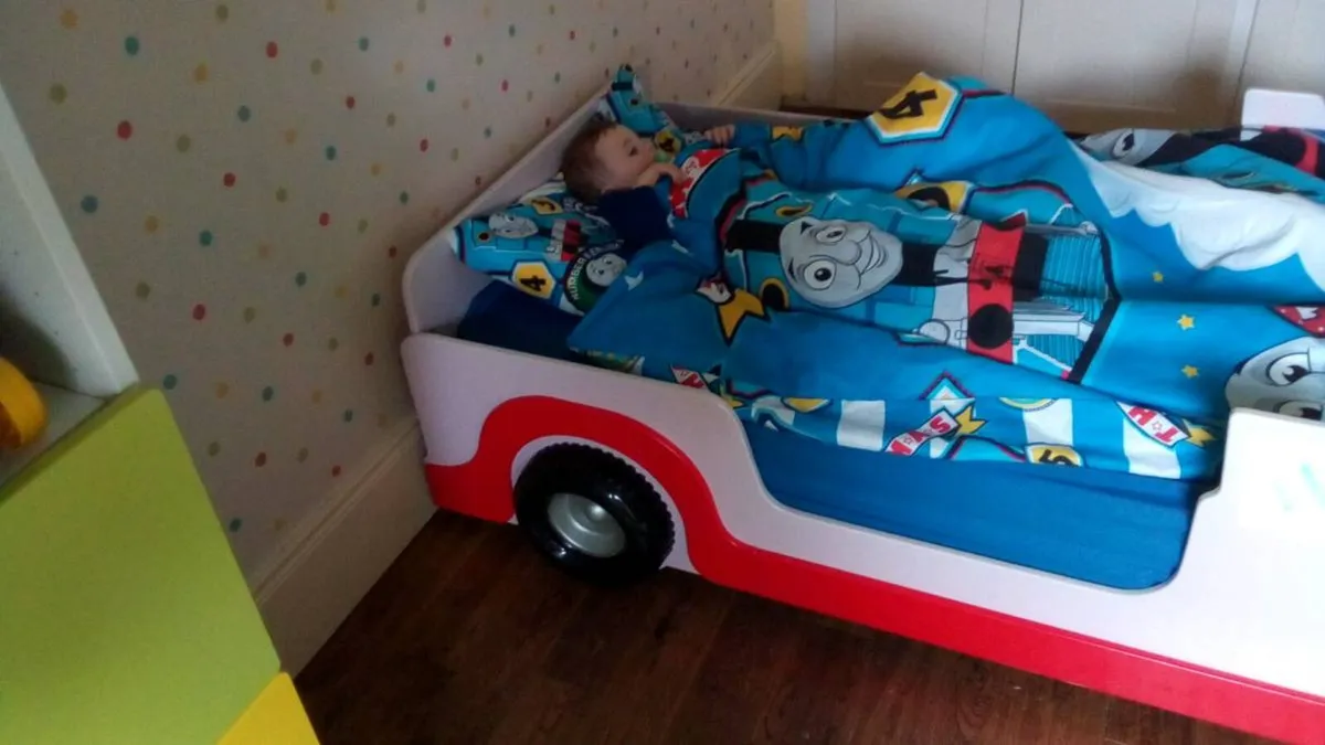 Kids racing car bed - Image 2