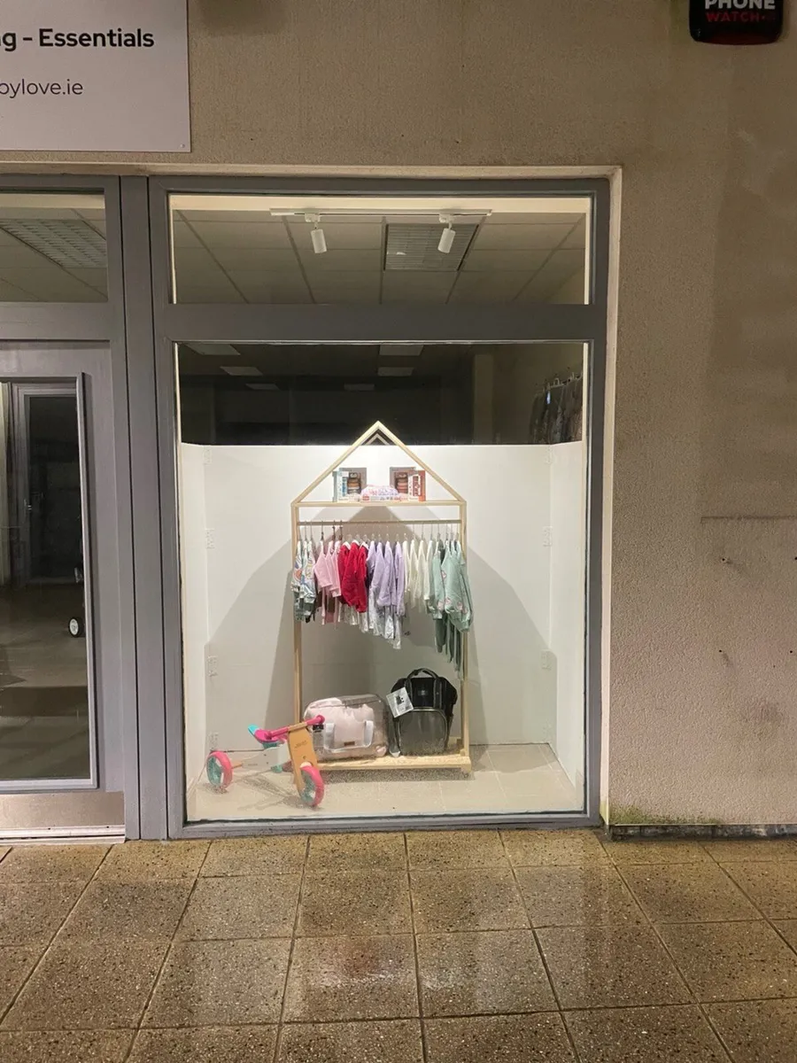 Shelving with clothing rack - Image 4