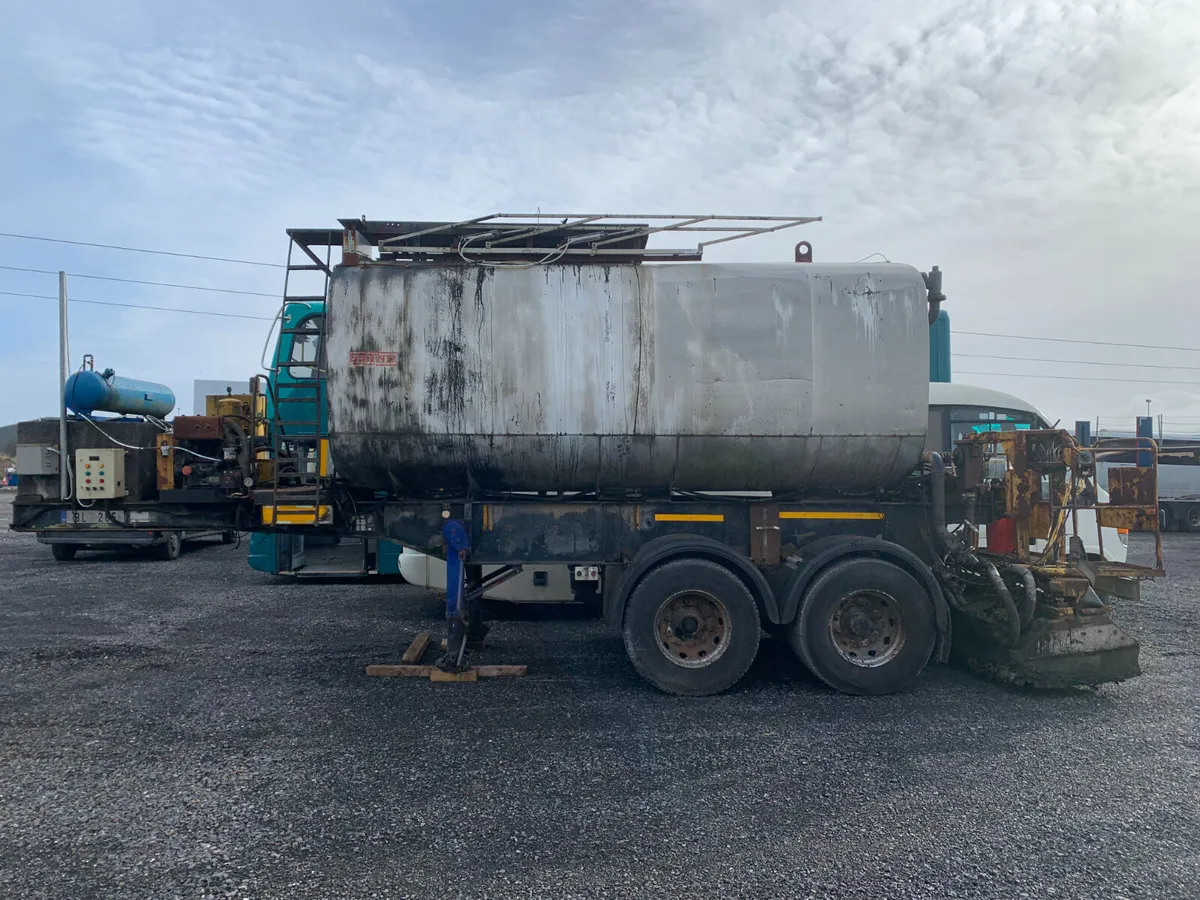 BID ONLINE NOW - ROTHDEAN TWIN AXLE TAR TANKER - Image 2