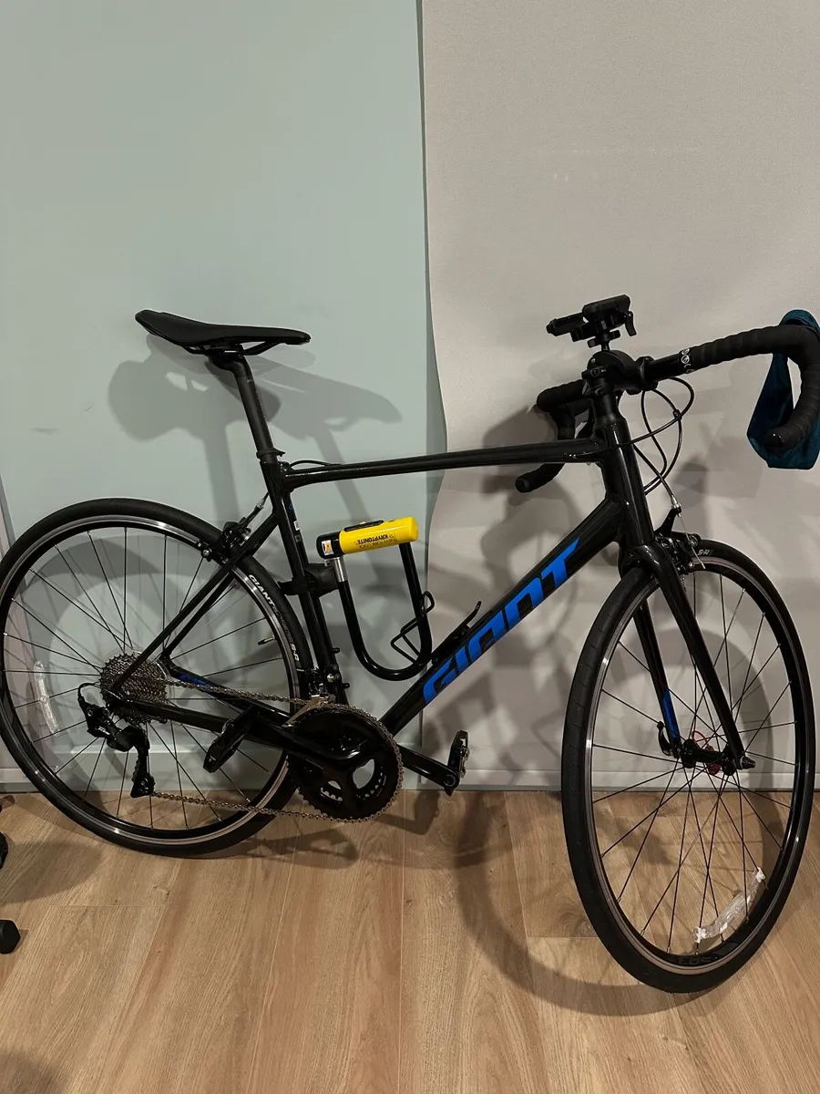 Giant Content SL1 Bike +  Accessories - Image 1