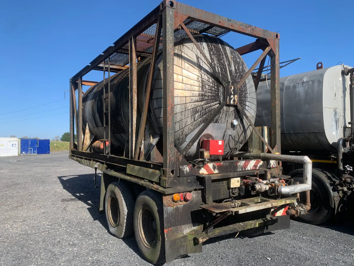 BID ONLINE NOW - TWIN AXLE RIELLIO TAR TANKER - Image 2