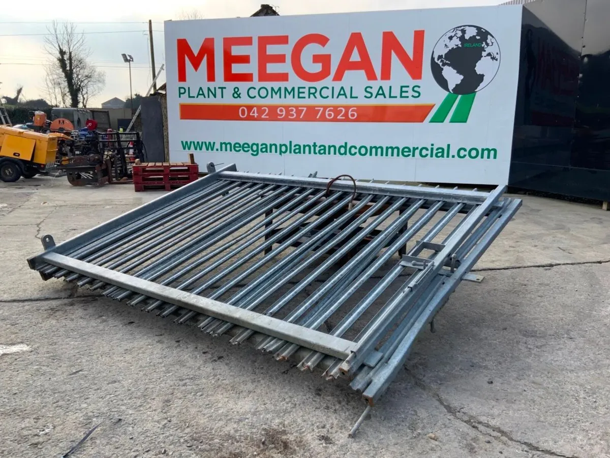 20ft. PALISADE FENCING  ENTRANCE GATES.....0612. - Image 1