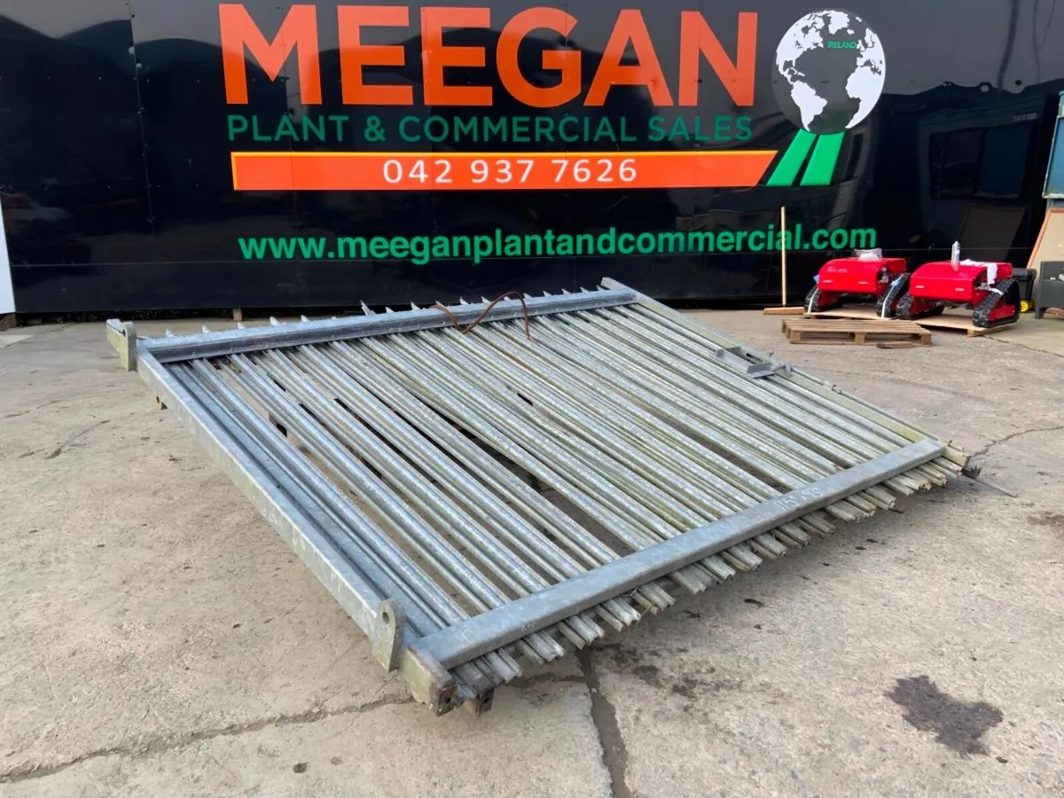 20ft. PALISADE FENCING  ENTRANCE GATES.....0612. - Image 2