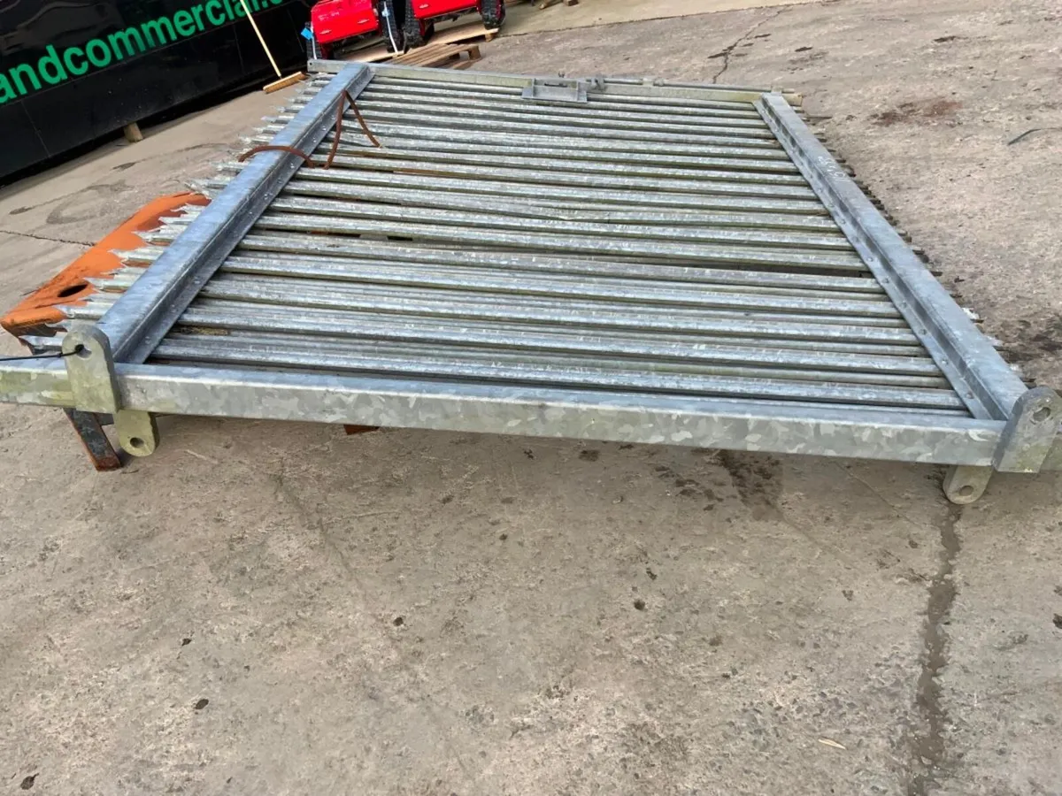 20ft. PALISADE FENCING  ENTRANCE GATES.....0612. - Image 3