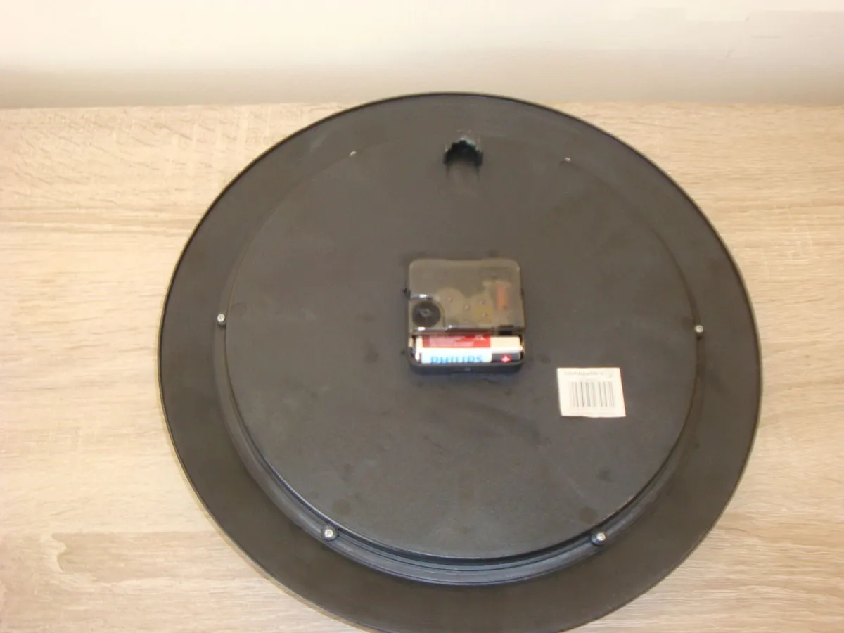 Black and silver wall clock - Image 2