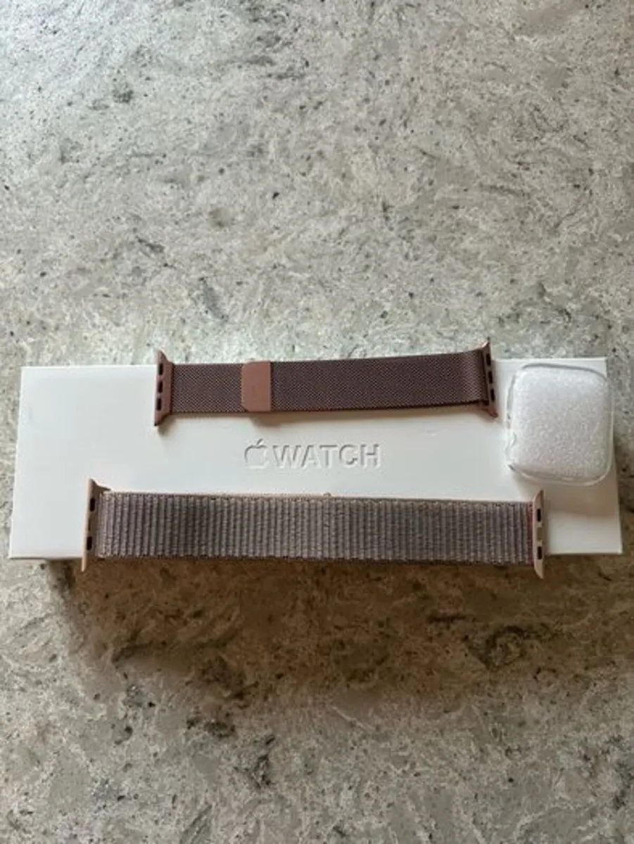 Apple Watch 9 45mm GPS Absolutely Like New - Image 4