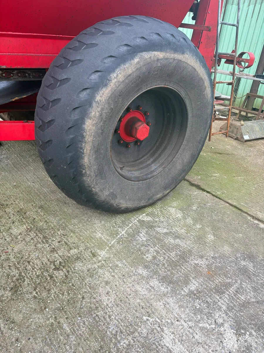 650/65-30.5 tyres and rims - Image 1