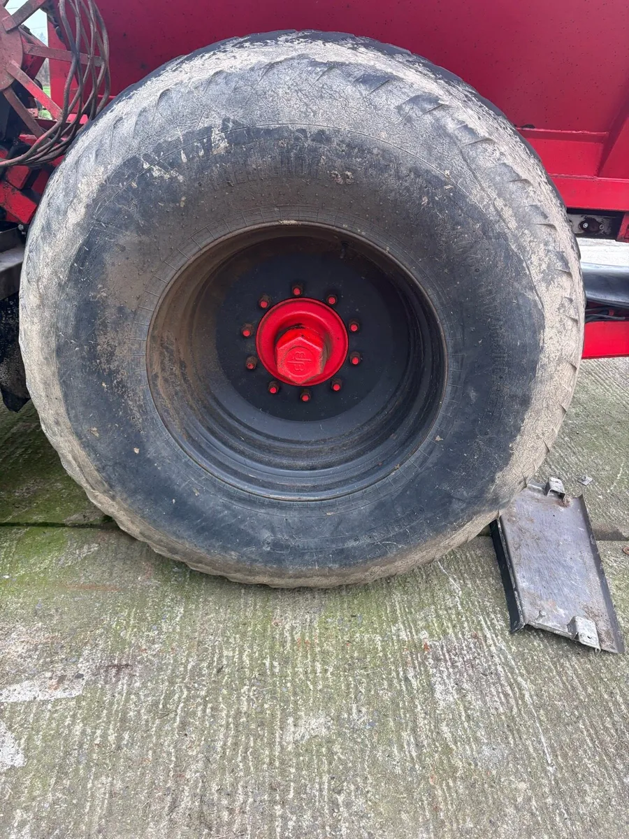 650/65-30.5 tyres and rims - Image 2