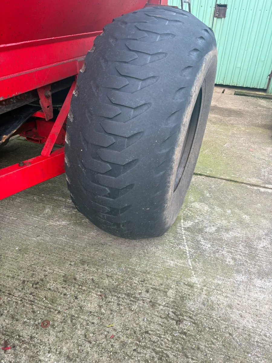 650/65-30.5 tyres and rims - Image 3