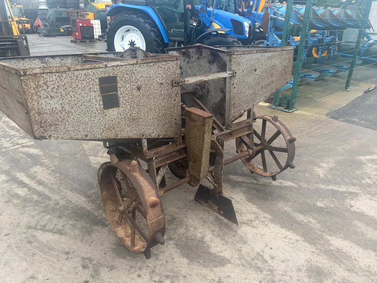 Ferguson Planter - Image 1