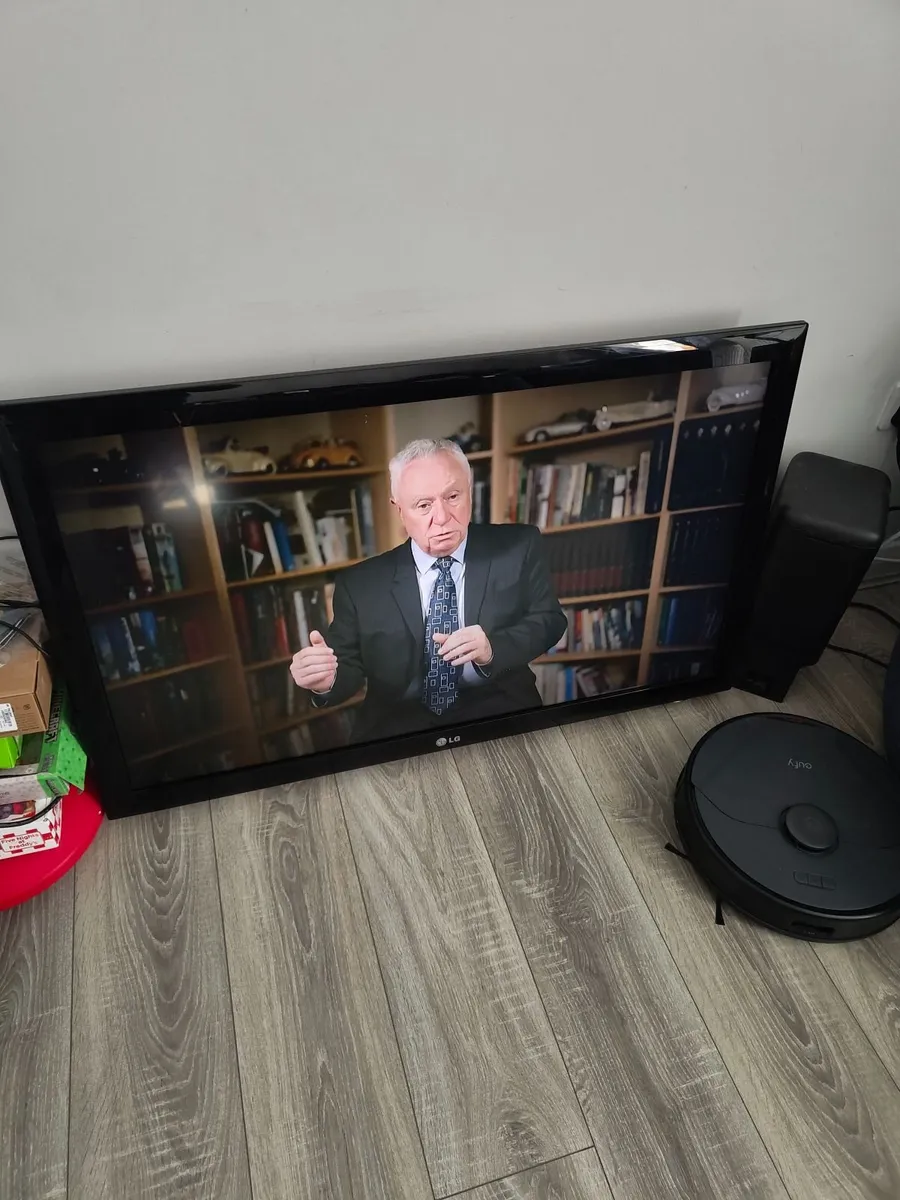 42 INCH- LG  -LED  TV WITH REMOTE - Image 2