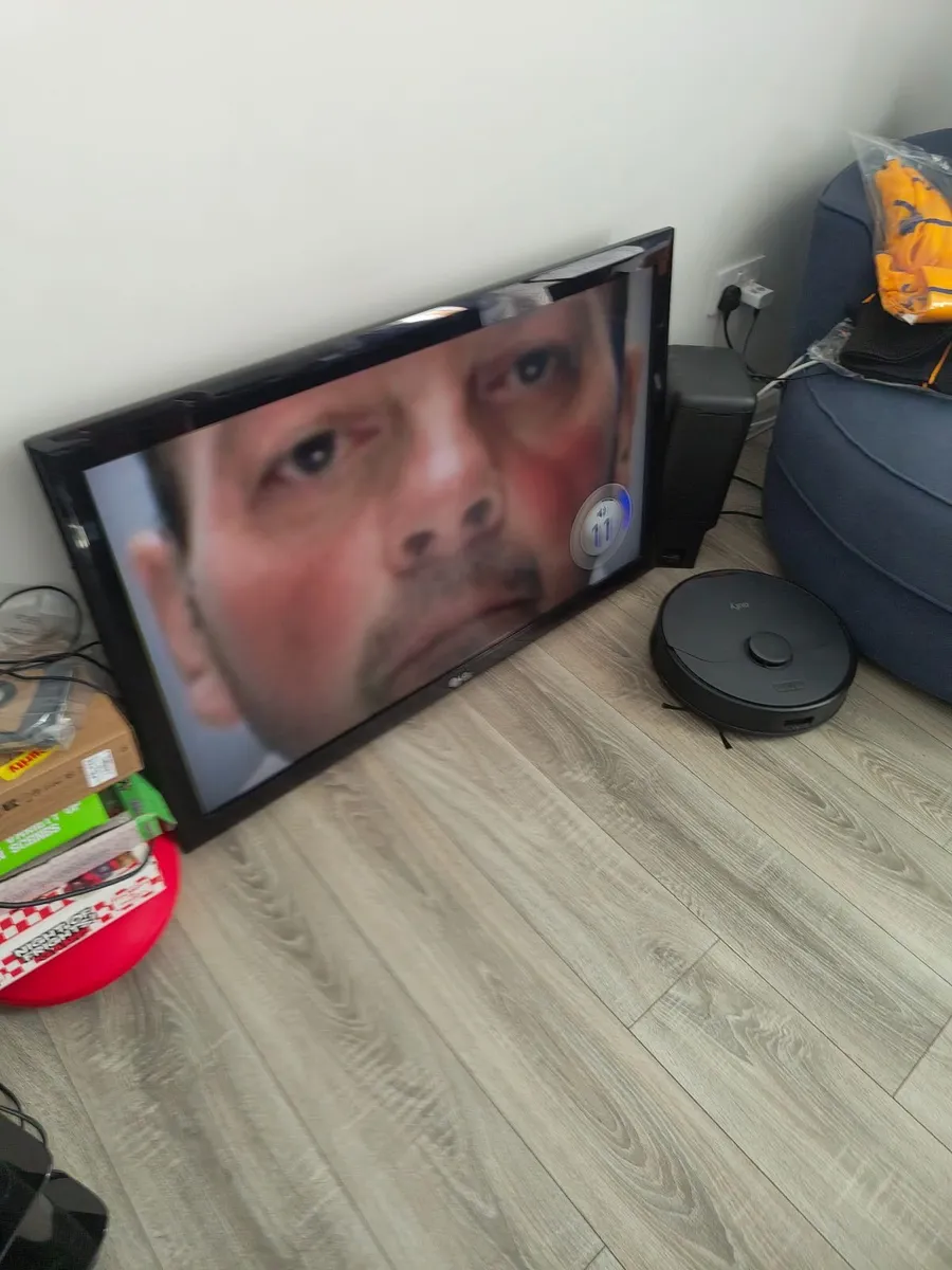 42 INCH- LG  -LED  TV WITH REMOTE - Image 3