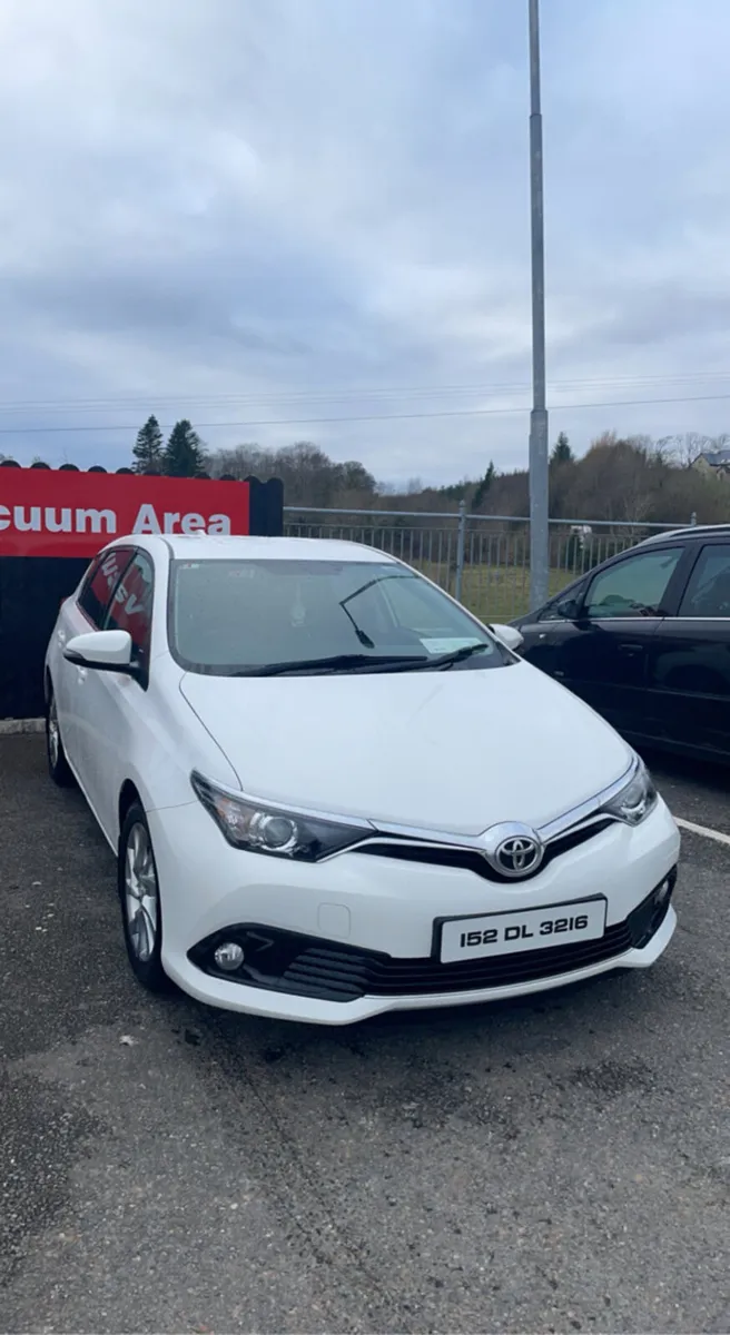2015 Toyota Auris - Image 1