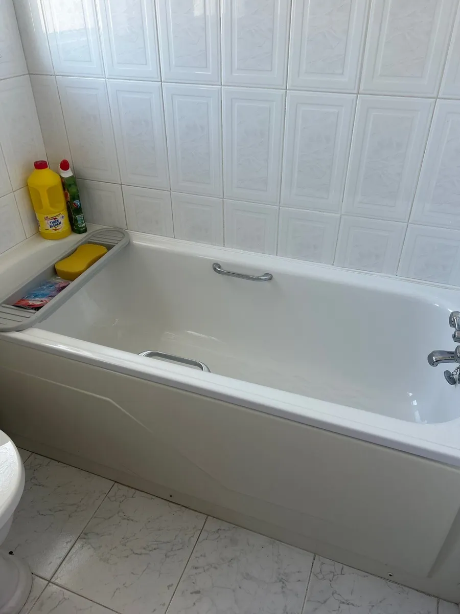 Bathroom suite - Image 1