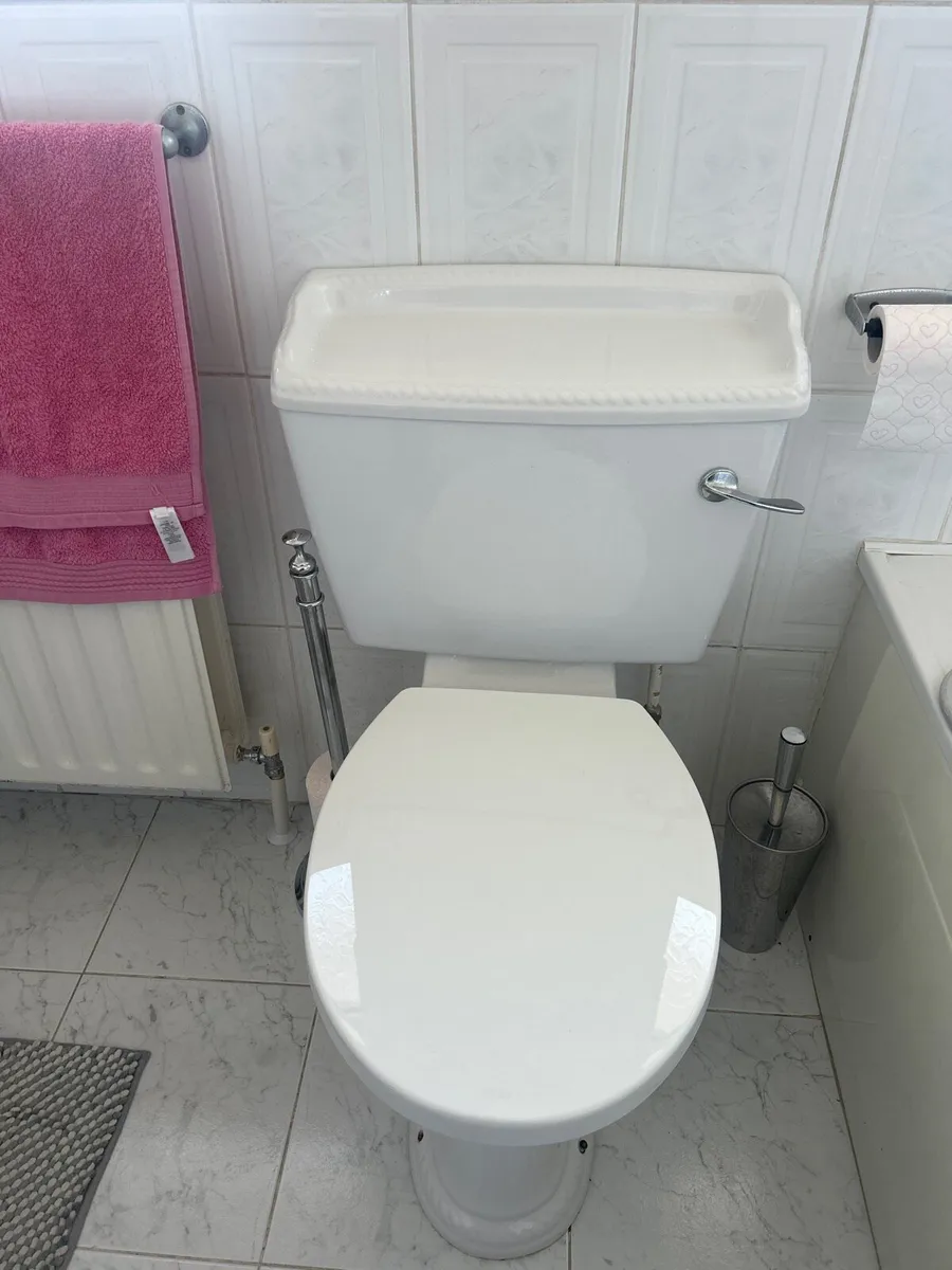 Bathroom suite - Image 2