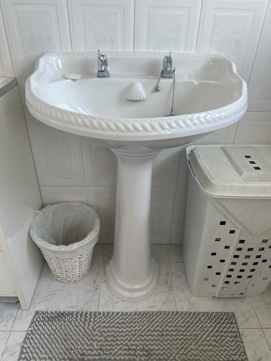 Bathroom suite - Image 3