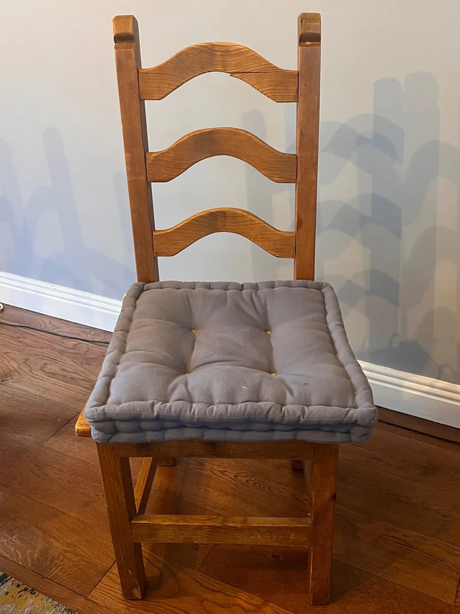 Solid pine Dining table and 8 chairs - Image 3