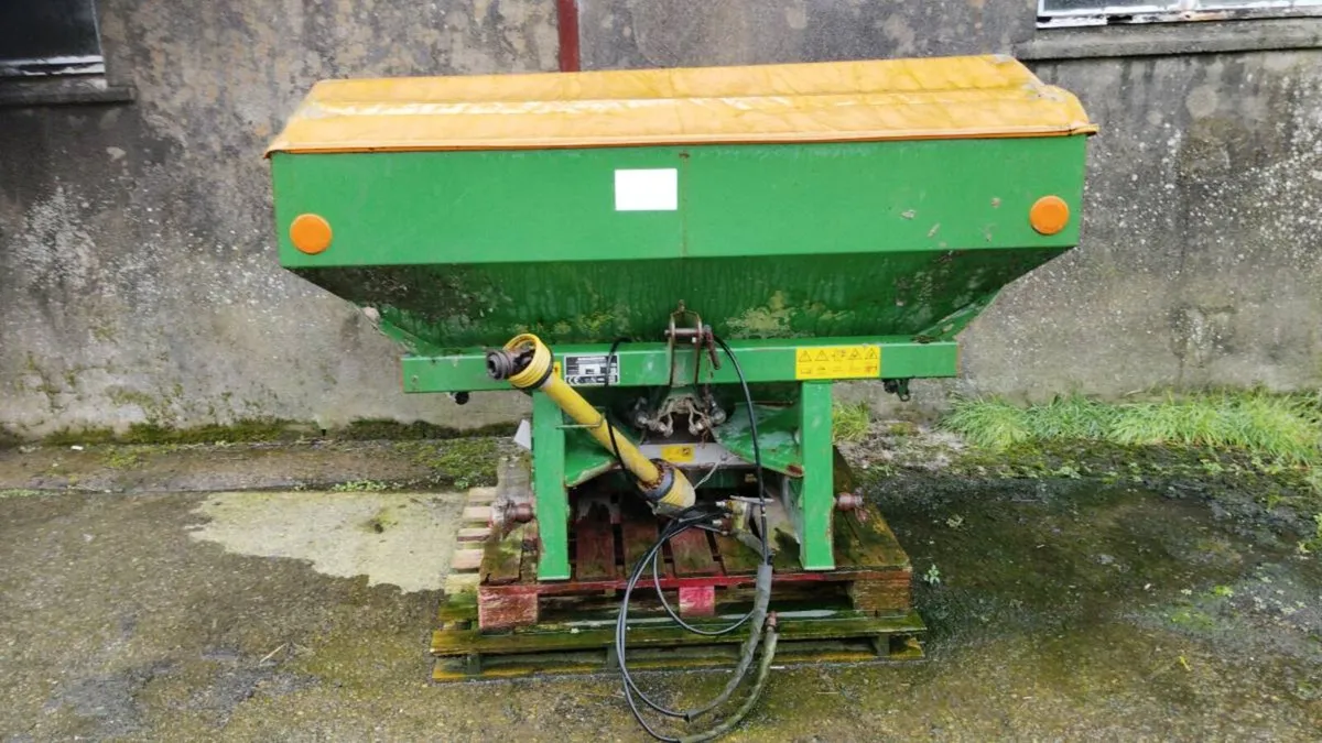 Fertilizer spreader - Image 1