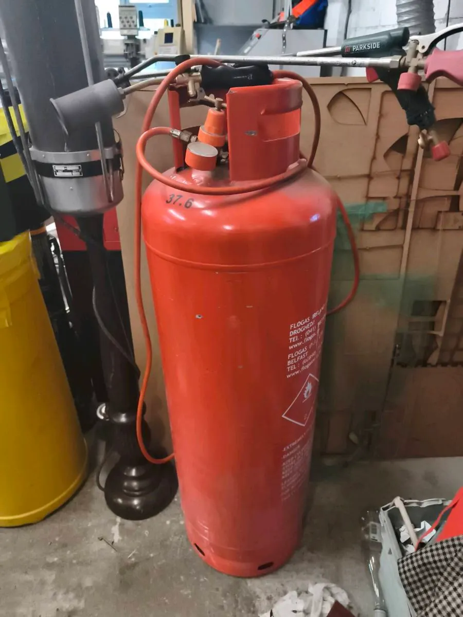 Gas cylinder with torches