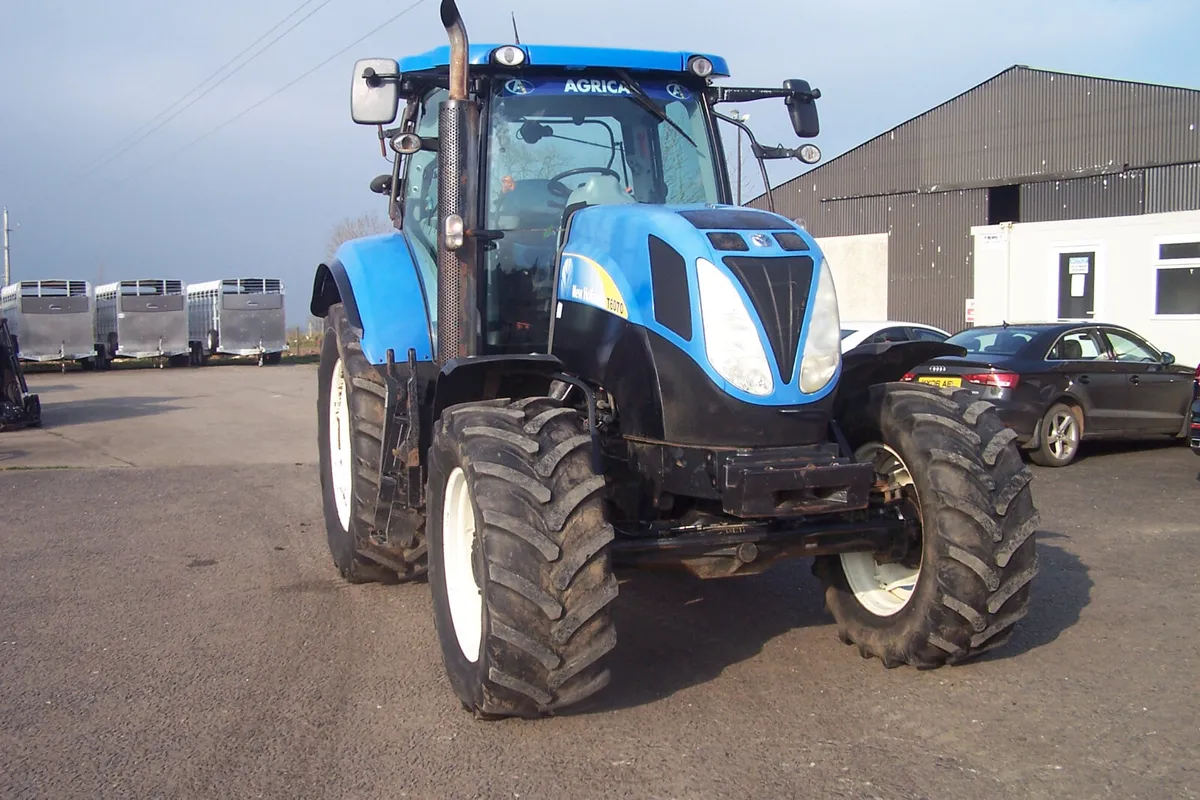 2011 New Holland T6070 - Image 2
