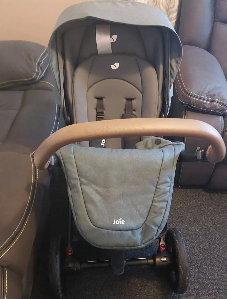 Joie Chrome DLX Trio 3-in-1 Travel System Bundle w - Image 1