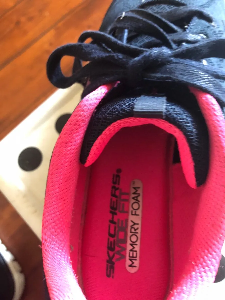 Ladies Sketchers Size 6 - Image 2