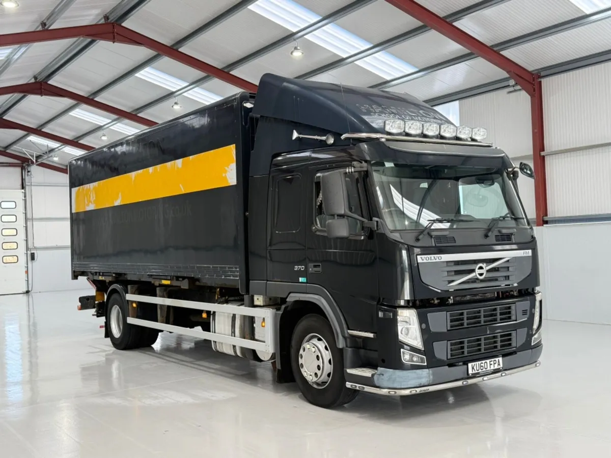 2010 (60) VOLVO FM 370 SLEEPER CAB 18 TON - Image 1