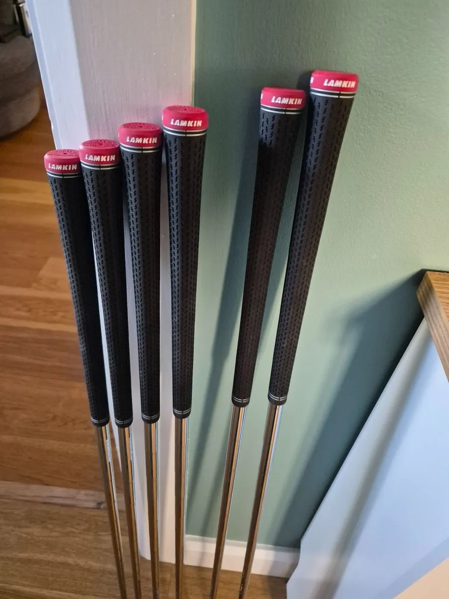 Taylormade Stealth Irons 5-PW Regular Shaft - Image 1