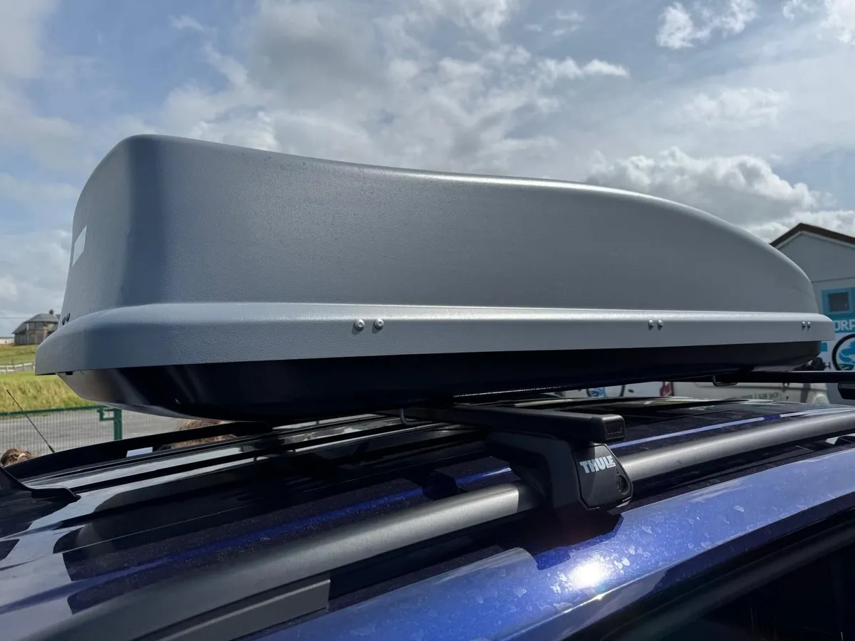 Halfords 420 liters roof box - Grey - Image 1