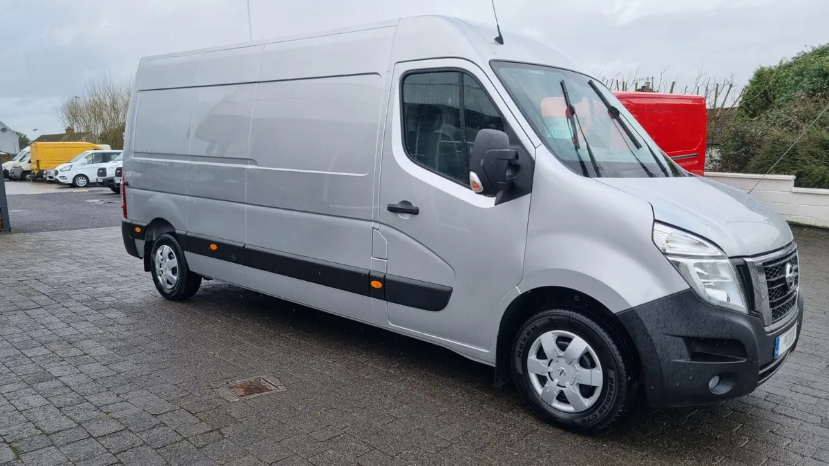 212 NISSAN NV400 LWB WITH A/C TOWBAR ONLY 50K  KMS - Image 3