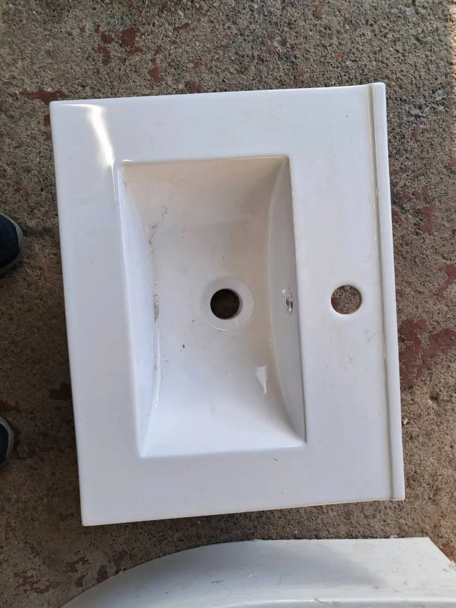 Shower tray and Basin - Image 1