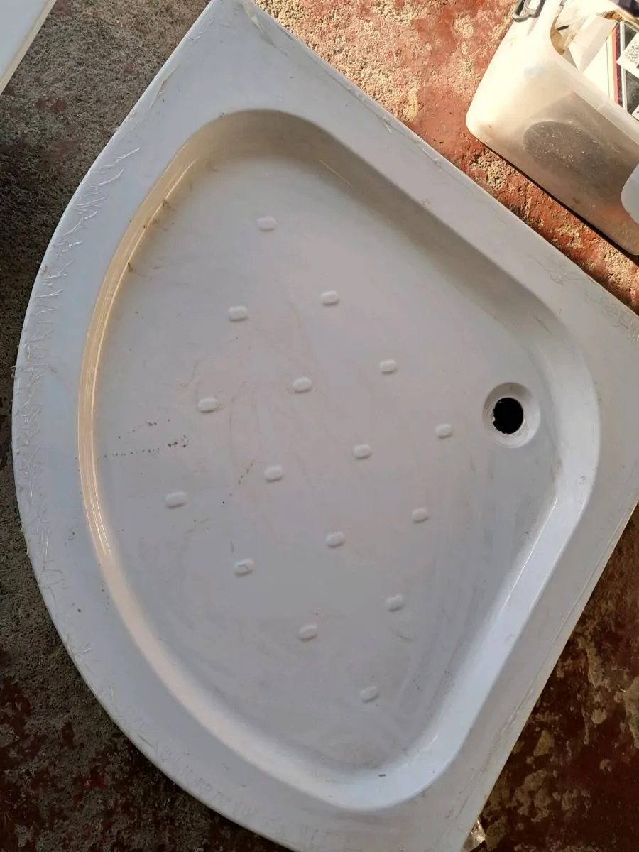 Shower tray and Basin - Image 2