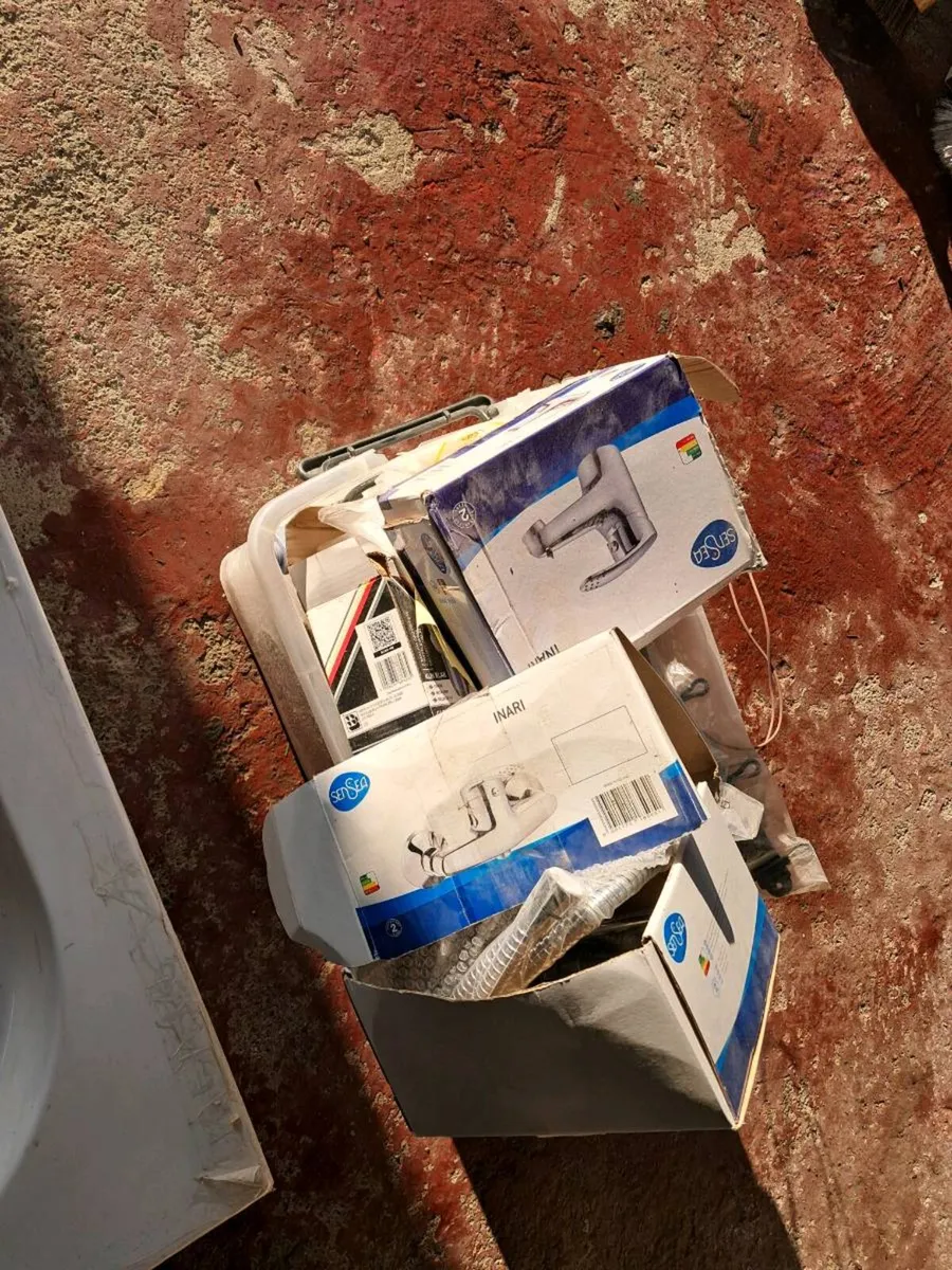 Shower tray and Basin - Image 3