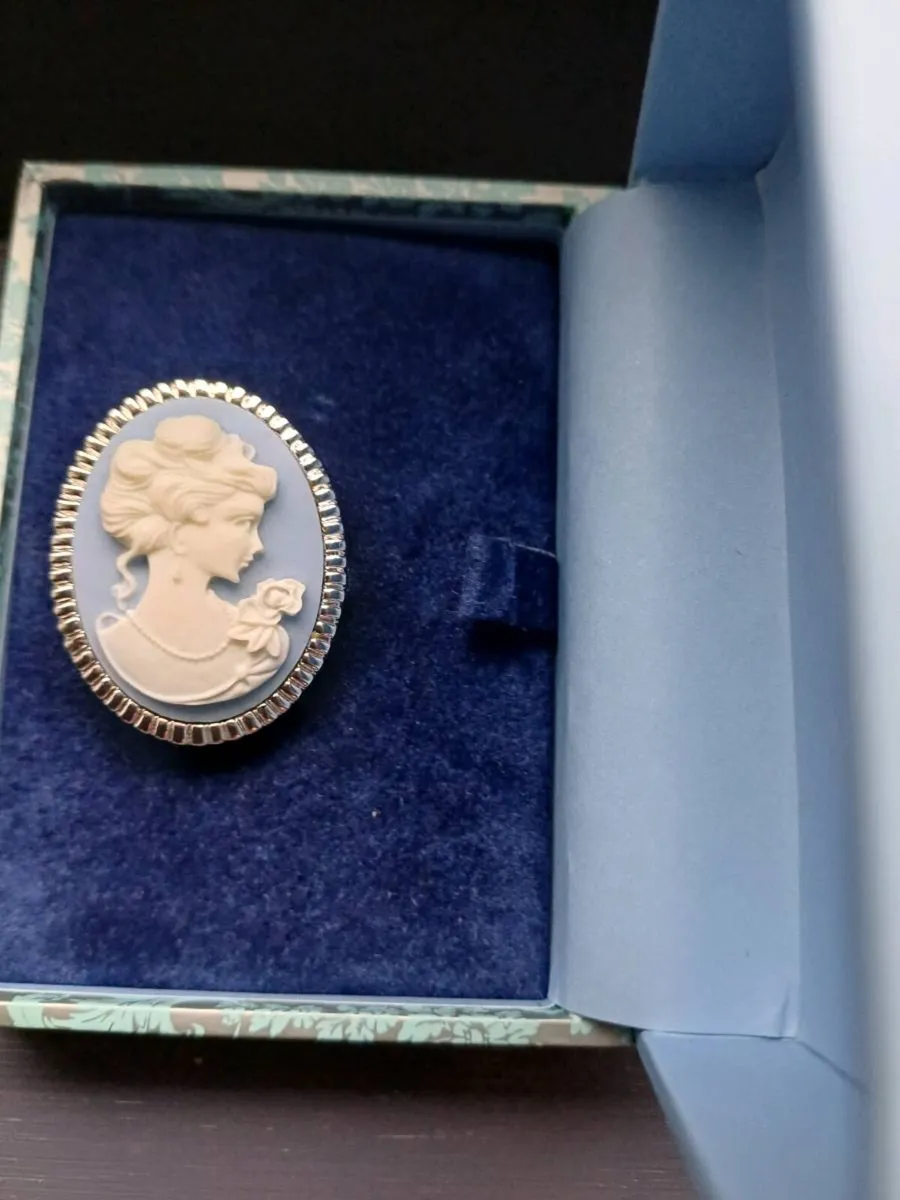 Cameo Brooch - Image 1