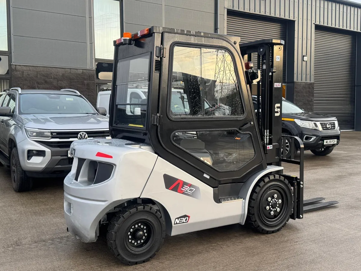 UN  3TON FORKLIFT - Image 2