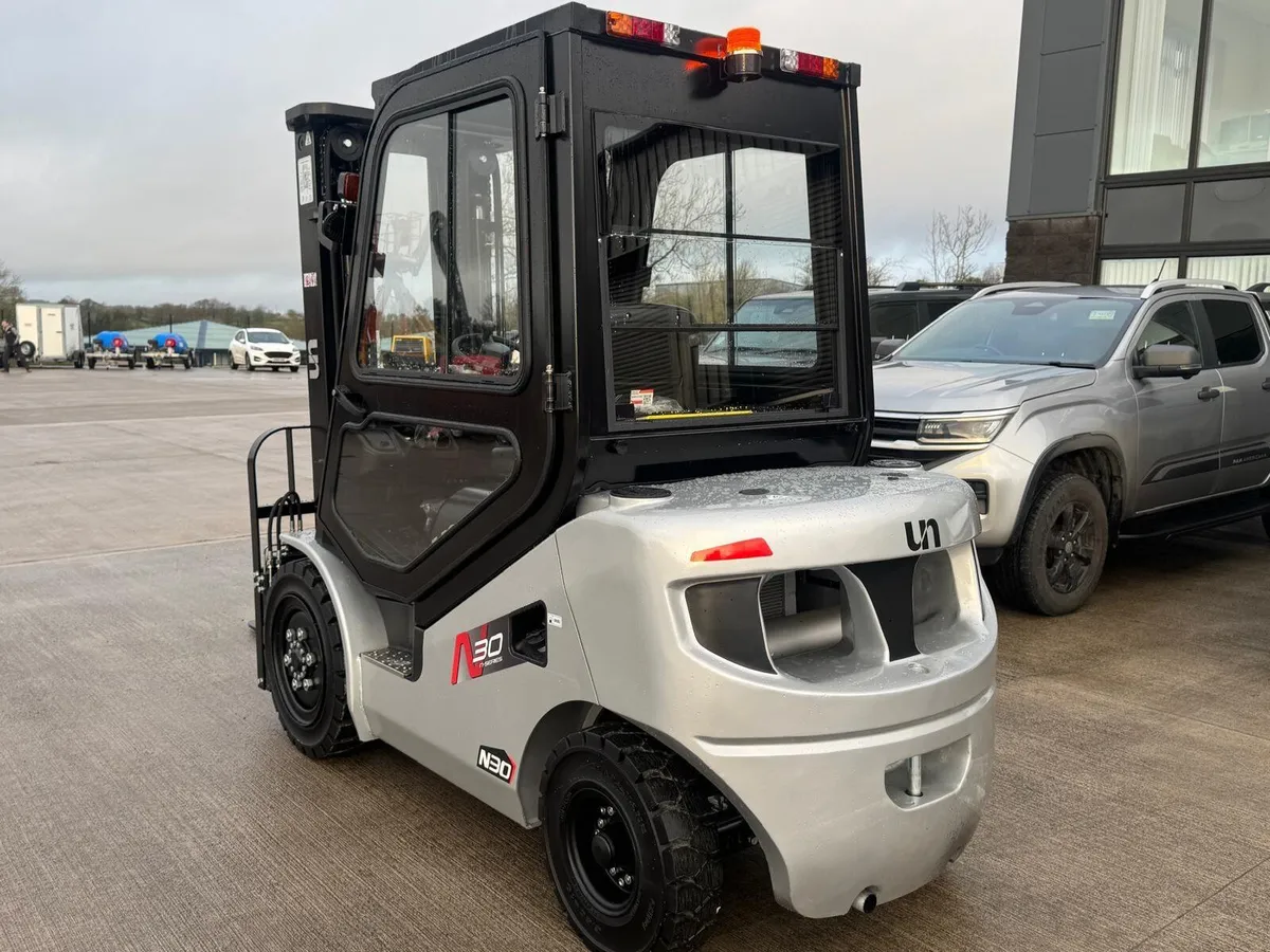 UN  3TON FORKLIFT - Image 4