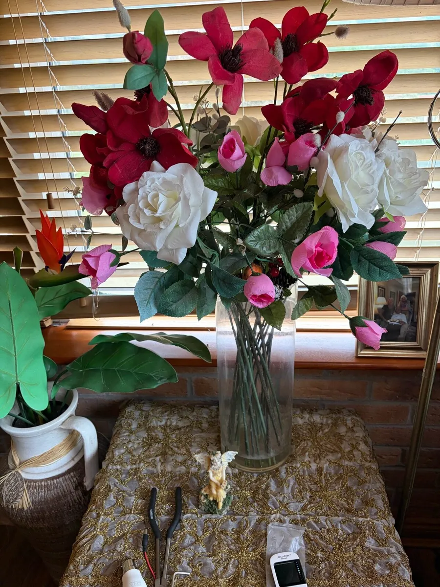 Artificial flowers and vase - Image 1