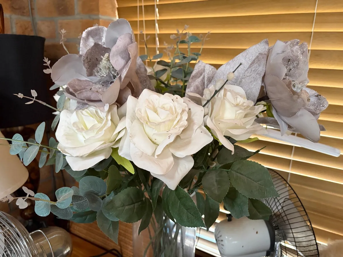 Artificial flowers and vase - Image 2