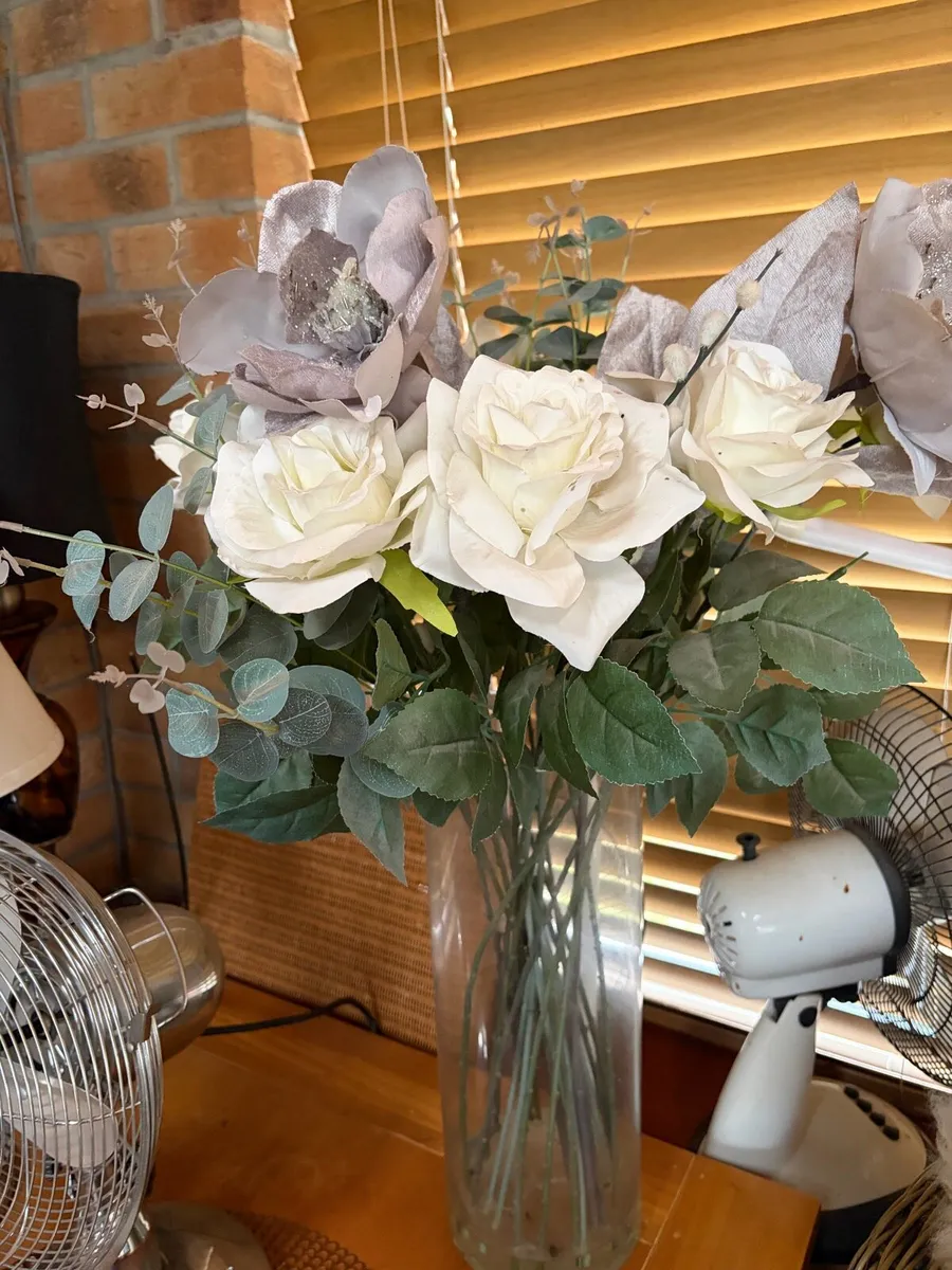 Artificial flowers and vase - Image 4