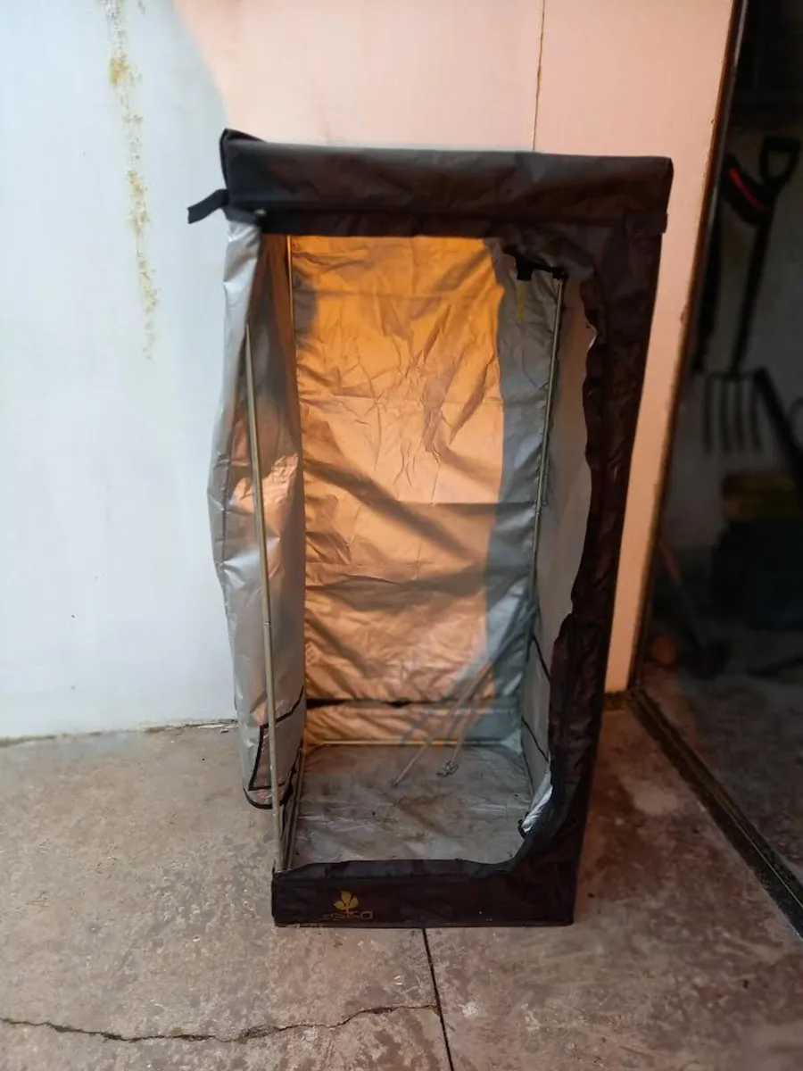 Grow tent and Heat Lamp - Image 2