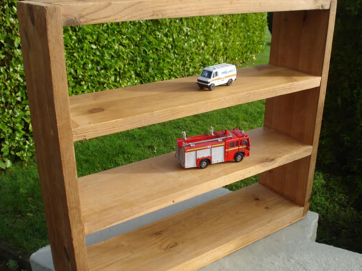 SMALL SOLID WOODEN DISPLAY UNIT/WALL SHELF. - Image 2