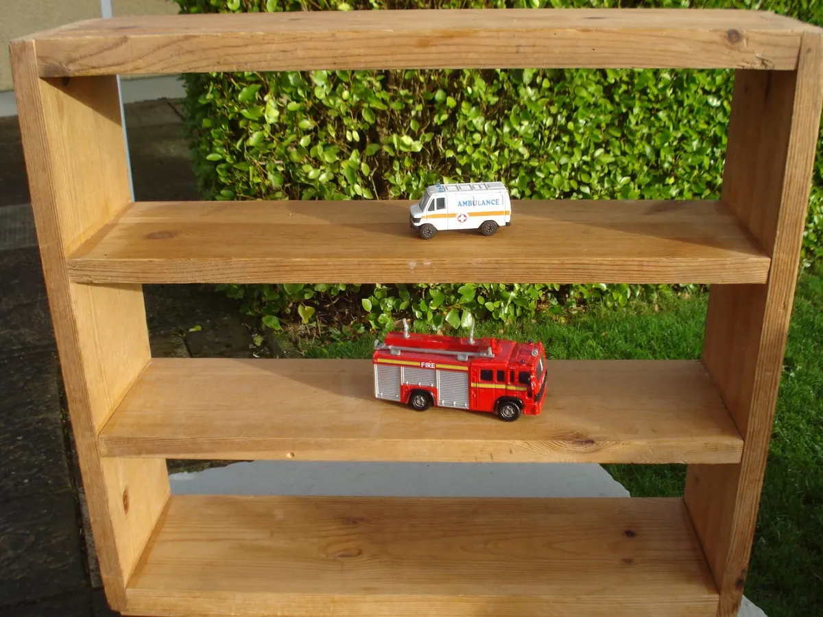 SMALL SOLID WOODEN DISPLAY UNIT/WALL SHELF. - Image 3